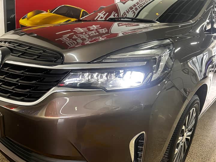 Фото 10 - Buick GL8 ES