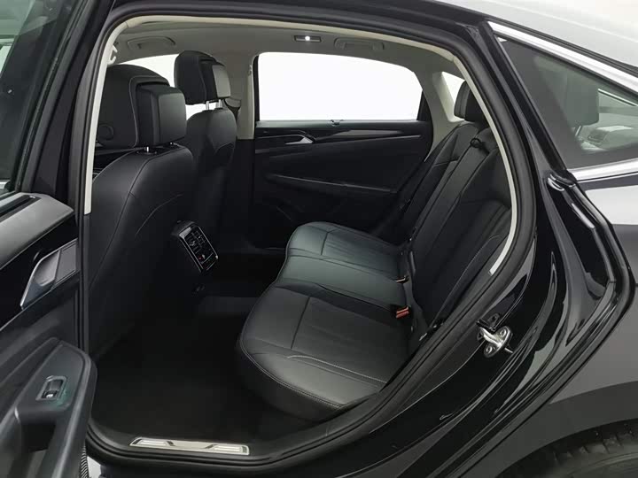 Фото 15 - Volkswagen Passat