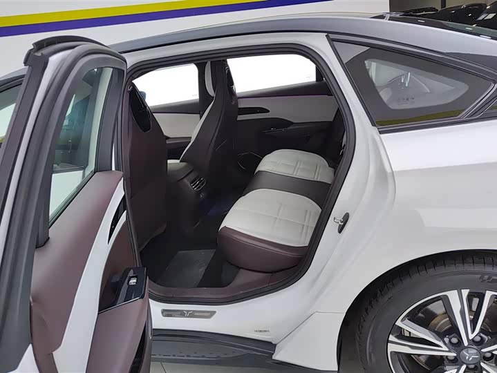 Фото 11 - Hongqi EH7