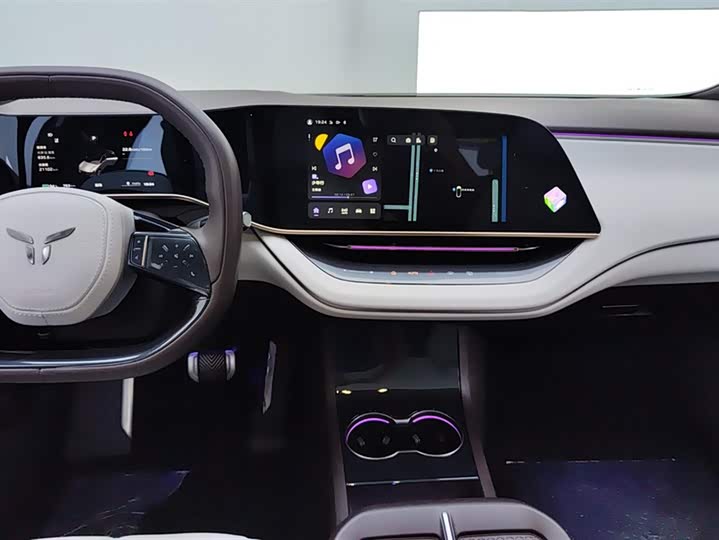 Фото 13 - Hongqi EH7