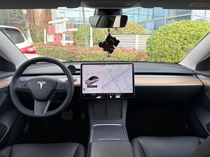 Фото 3 - Tesla Model 3