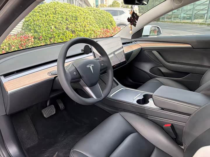 Фото 4 - Tesla Model 3