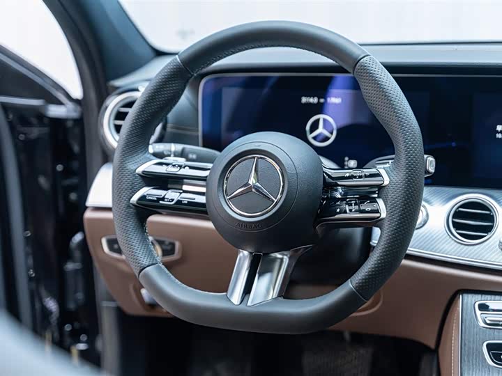 Фото 11 - Mercedes-Benz E-Class