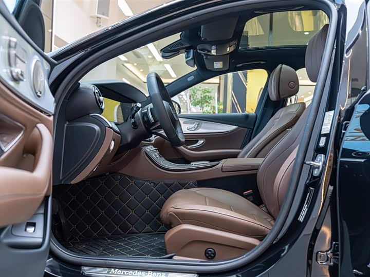 Фото 13 - Mercedes-Benz E-Class