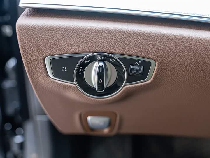 Фото 19 - Mercedes-Benz E-Class