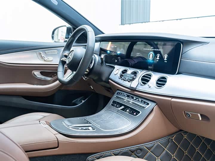 Фото 22 - Mercedes-Benz E-Class