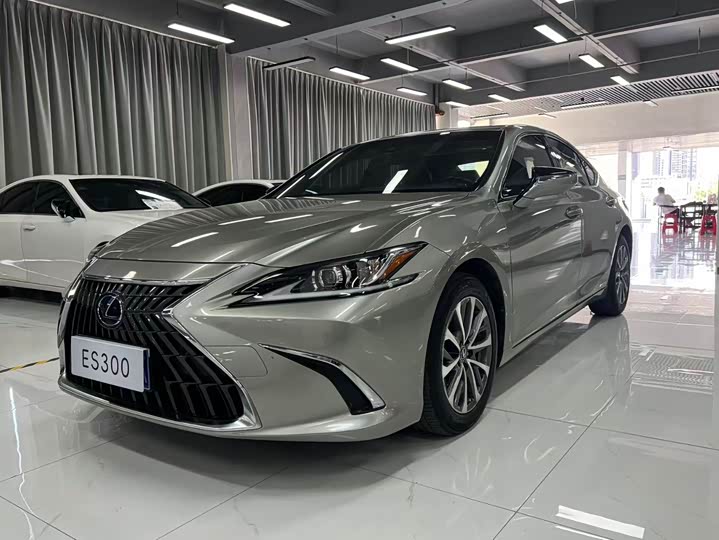 Фото 1 - Lexus ES