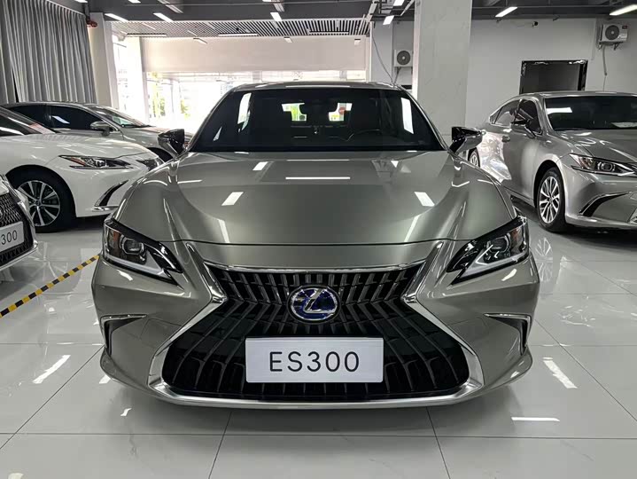 Фото 2 - Lexus ES