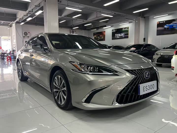 Фото 3 - Lexus ES