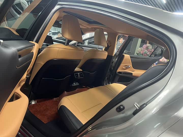 Фото 6 - Lexus ES