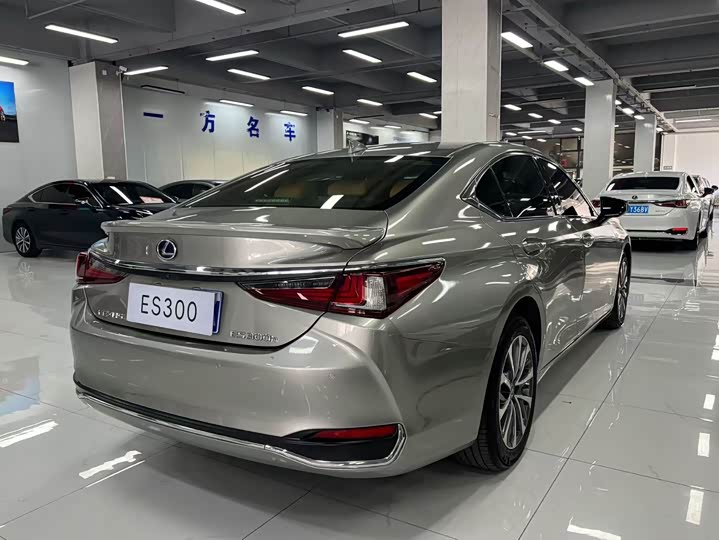 Фото 7 - Lexus ES