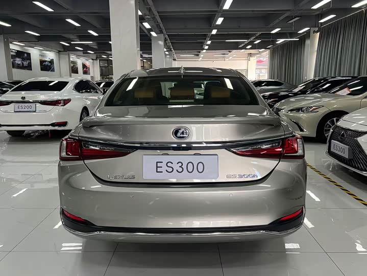 Фото 8 - Lexus ES