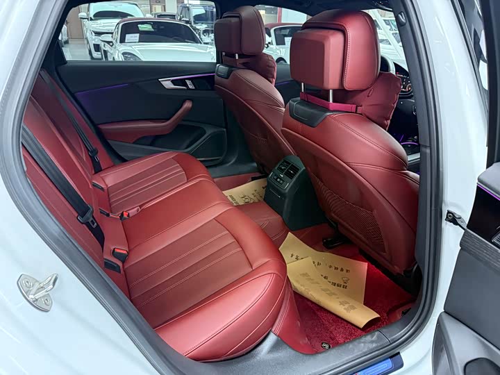 Фото 11 - Audi A4L