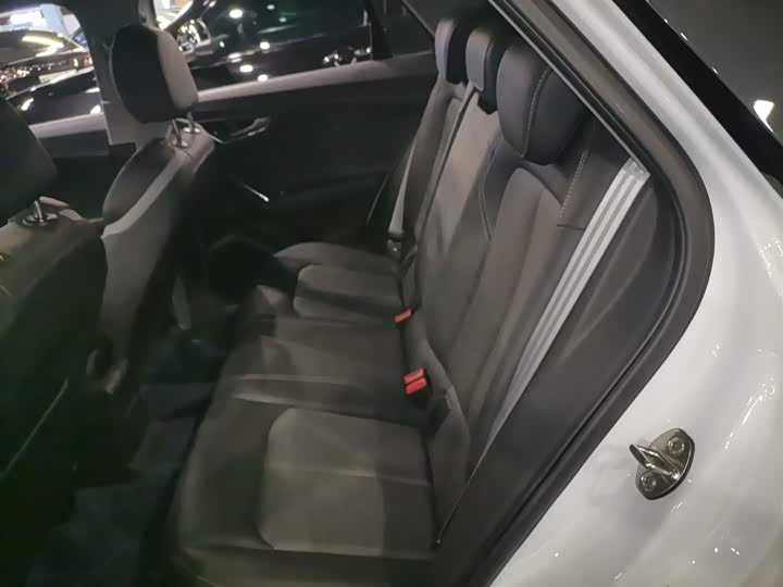 Фото 14 - Audi Q2L e-tron