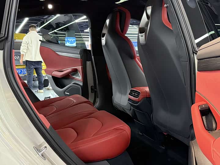 Фото 14 - Xiaomi SU7