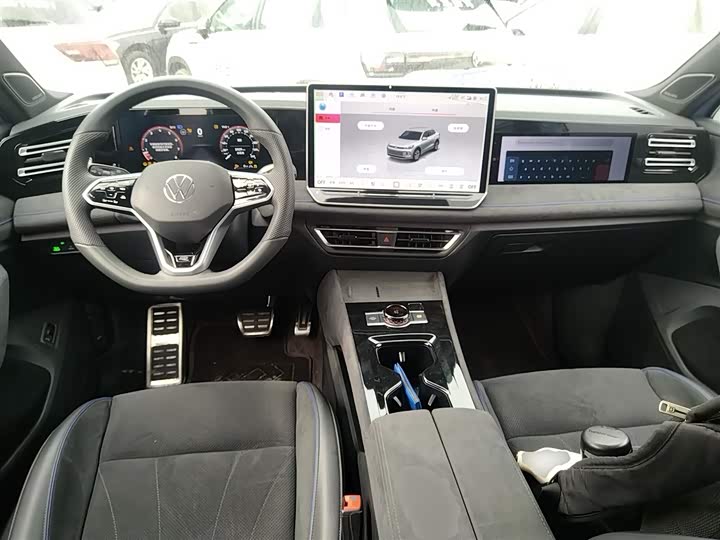 Фото 10 - Volkswagen Tiguan L Pro