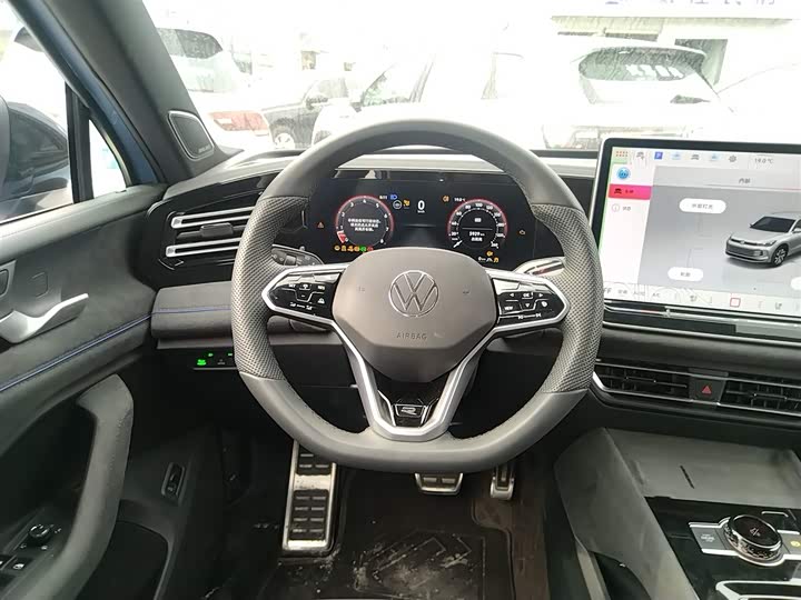 Фото 11 - Volkswagen Tiguan L Pro