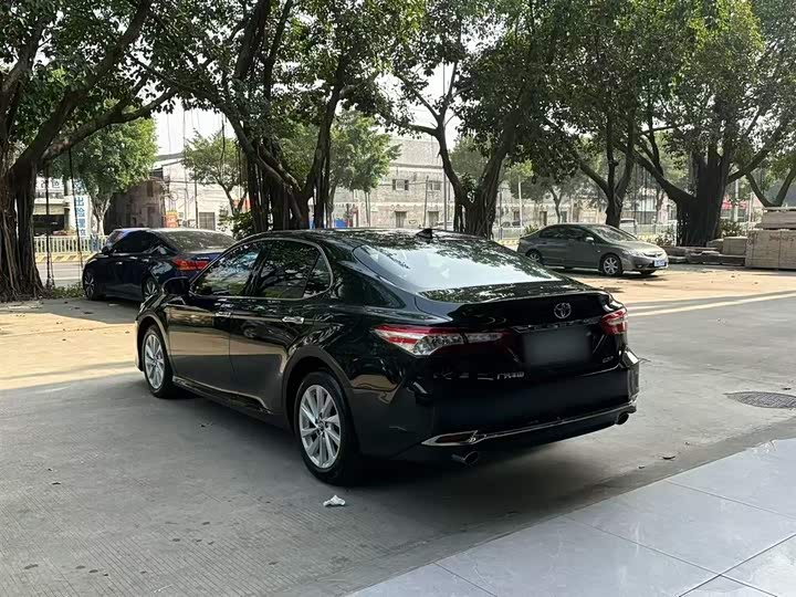 Фото 12 - Toyota Camry