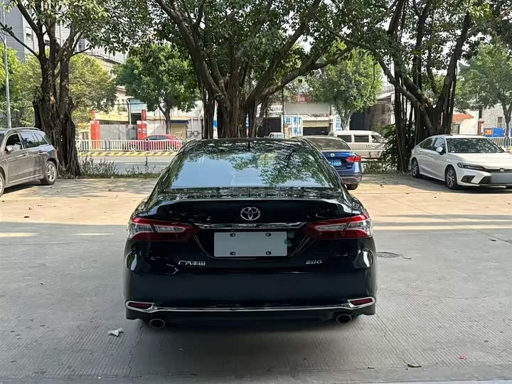 Фото 13 - Toyota Camry