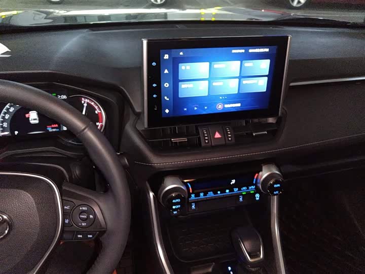 Фото 12 - Toyota RAV4