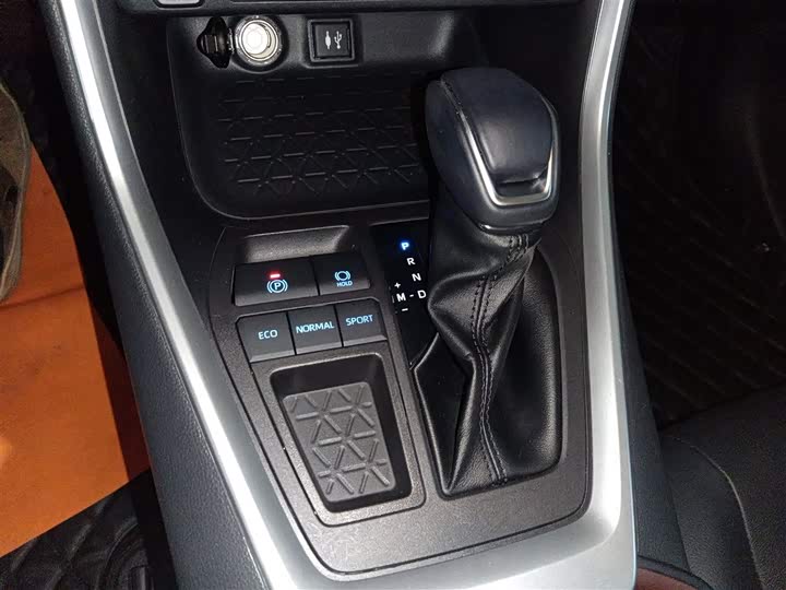 Фото 6 - Toyota RAV4