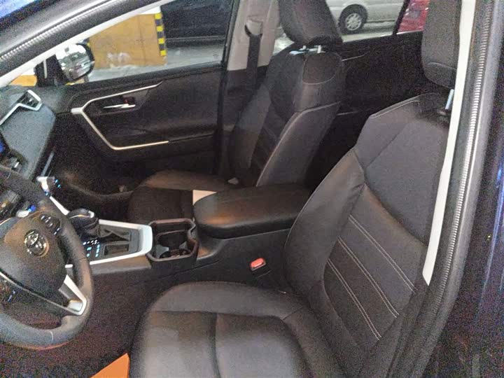 Фото 7 - Toyota RAV4