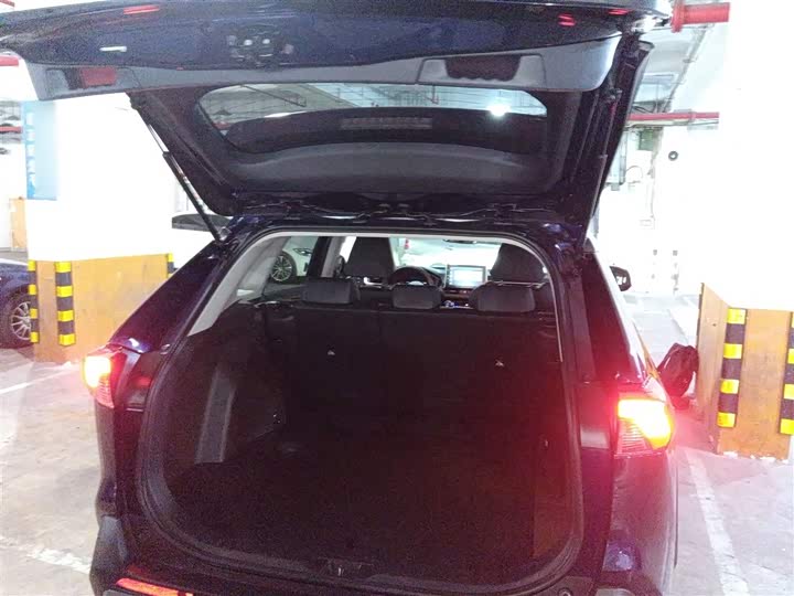 Фото 9 - Toyota RAV4