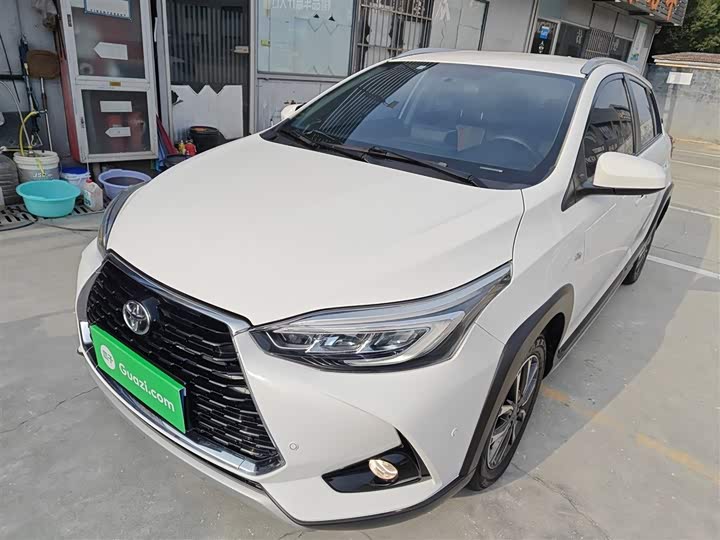 Фото 2 - Toyota Yaris L Hatchback