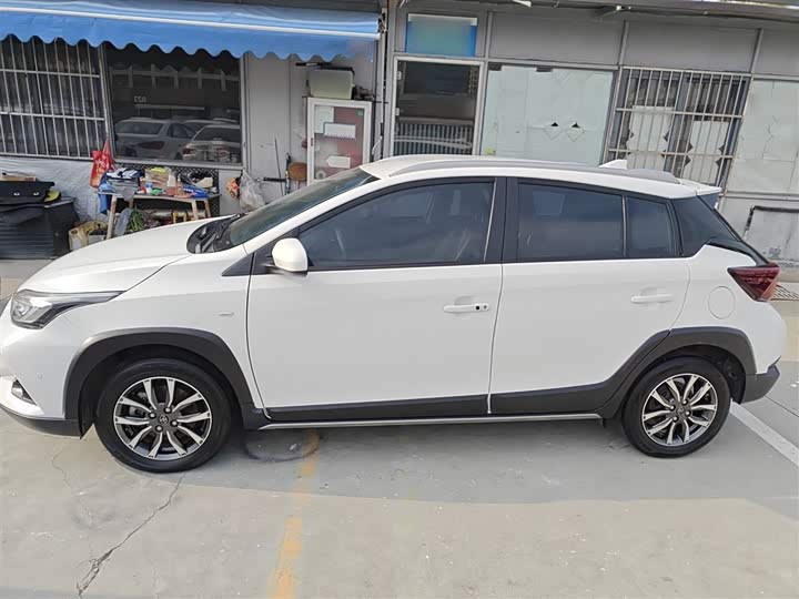 Фото 5 - Toyota Yaris L Hatchback