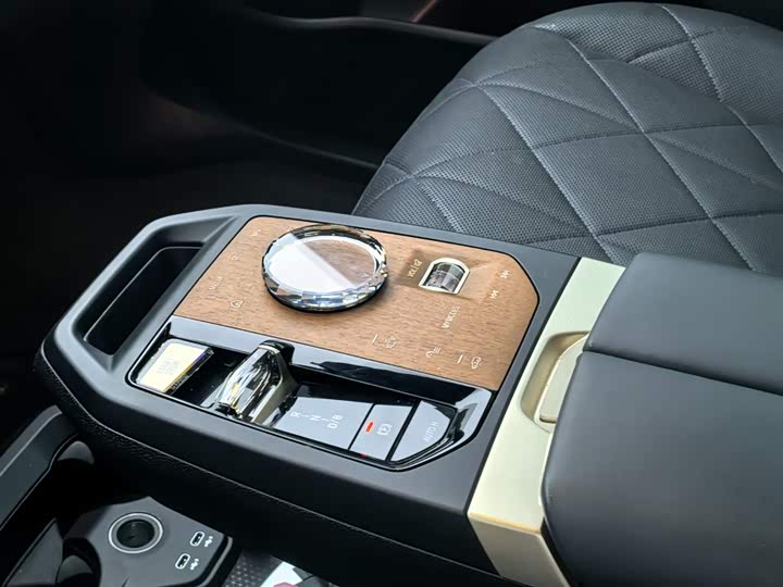 Фото 11 - BMW iX