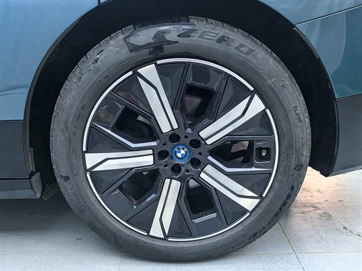 Фото 18 - BMW iX