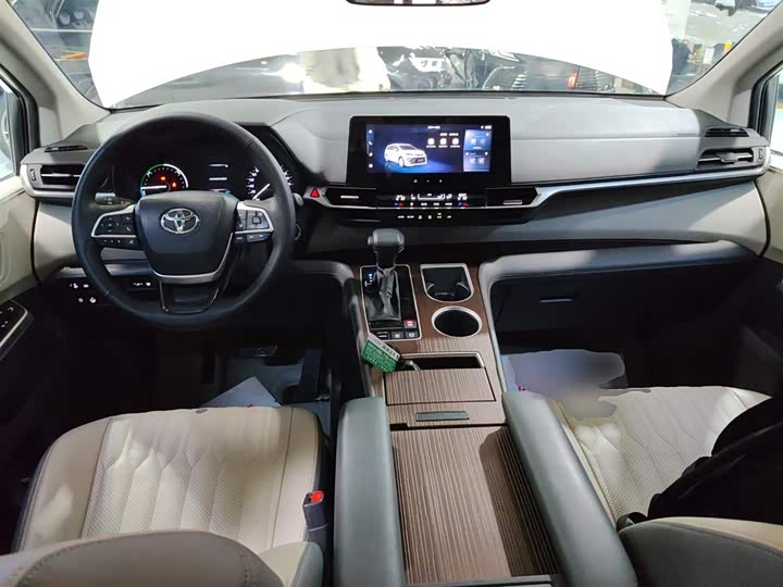 Фото 10 - Toyota Sienna