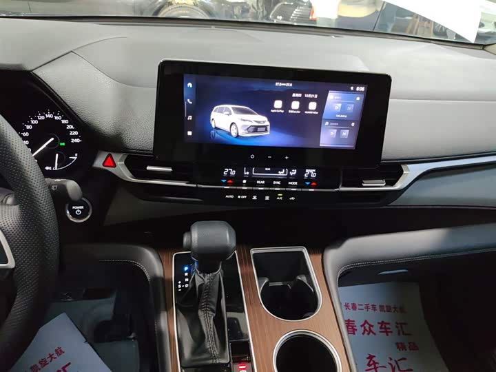 Фото 13 - Toyota Sienna