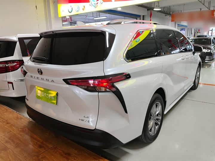 Фото 7 - Toyota Sienna