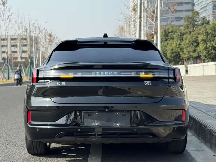 Фото 15 - Zeekr 001