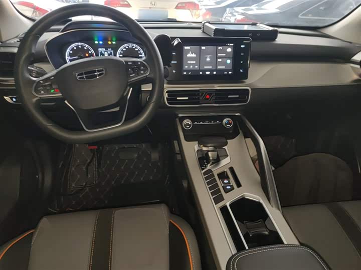 Фото 10 - Geely Coolray