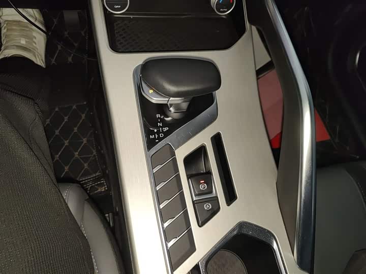 Фото 14 - Geely Coolray