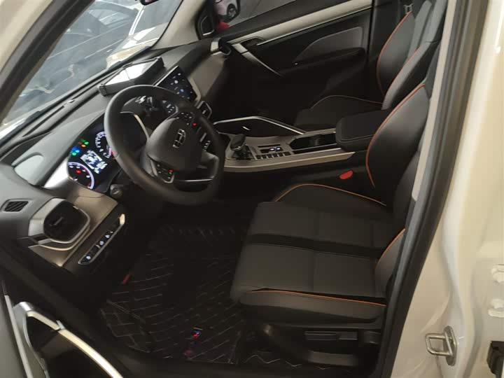 Фото 15 - Geely Coolray