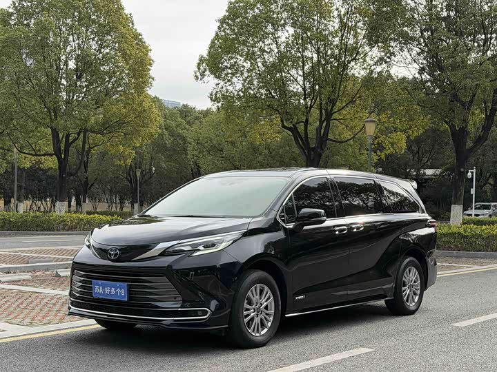 Фото 1 - Toyota Sienna