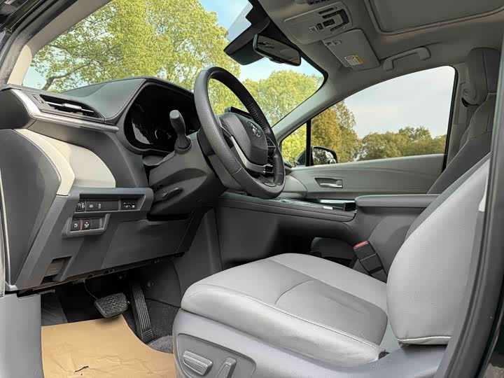 Фото 13 - Toyota Sienna