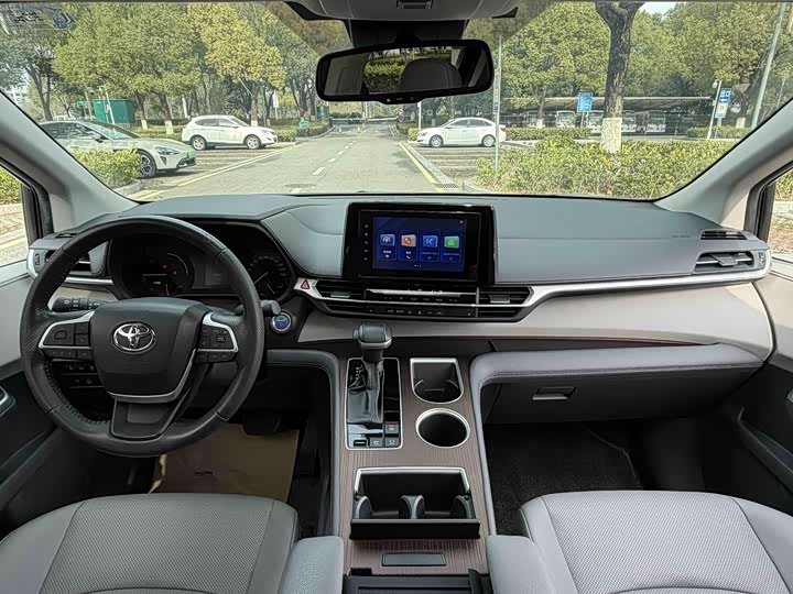 Фото 14 - Toyota Sienna