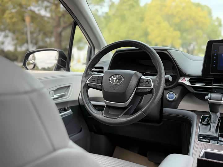 Фото 15 - Toyota Sienna