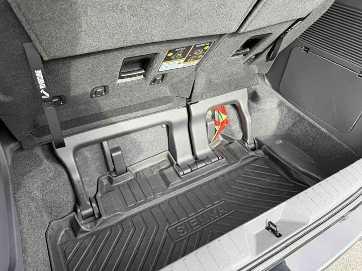 Фото 19 - Toyota Sienna