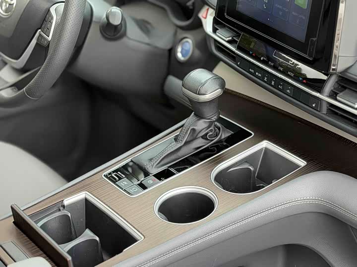 Фото 23 - Toyota Sienna