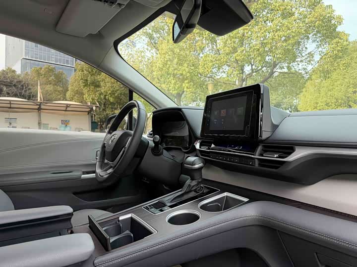 Фото 24 - Toyota Sienna