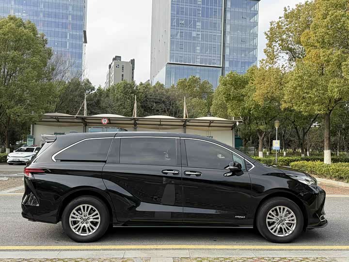 Фото 7 - Toyota Sienna