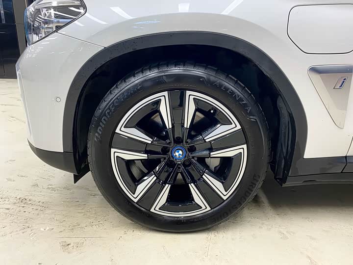 Фото 17 - BMW iX3