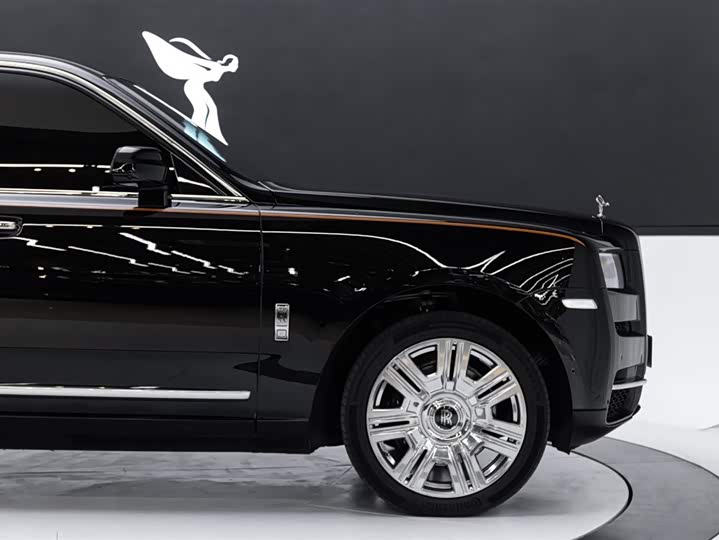 Фото 22 - Rolls-Royce Cullinan