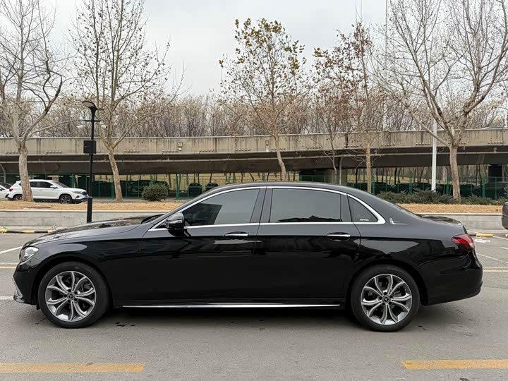 Фото 3 - Mercedes-Benz E-Class