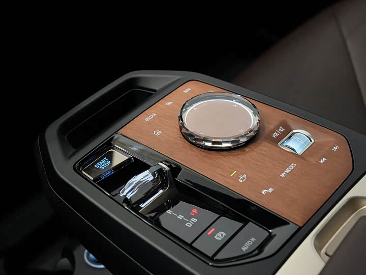 Фото 11 - BMW iX